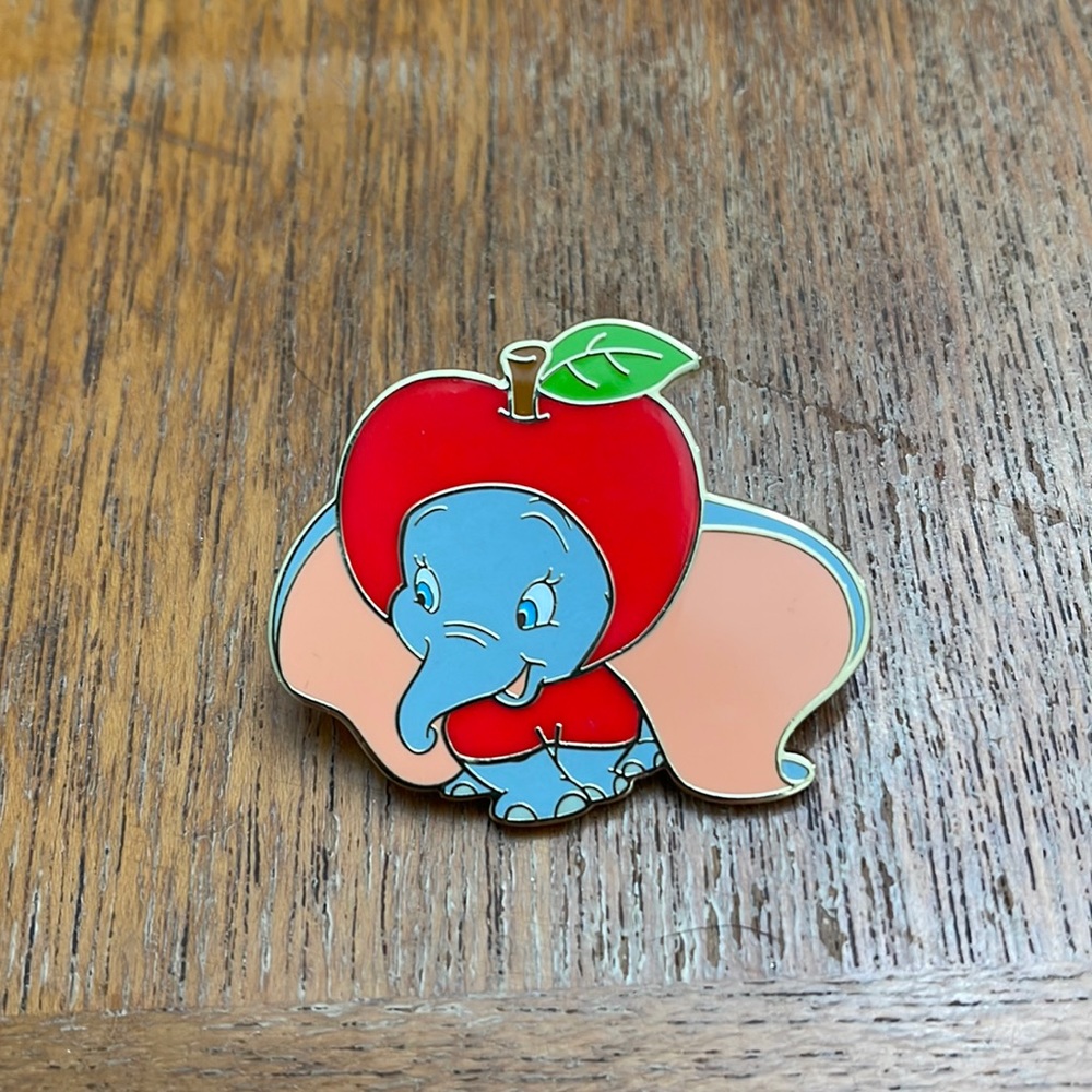 Disney Blind Box pin dumbo apple - no box